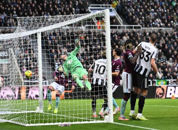 Bruno Guimaraes of Newcastle United scores their first goal from a corner kick Newcastle United v Burnley, Premier League, Football, St James Park, Newcastle, UK - 06 Dec 2025Newcastle St James Park United Kingdom EDITORIAL USE ONLY No use with unauthorised audio, video, data, fixture lists, club league logos or live services. Online in-match use limited to 120 images, no video emulation. No use in betting, games or single club league player publications. Copyright: xRichardxLee Shutterstockx 16009236al