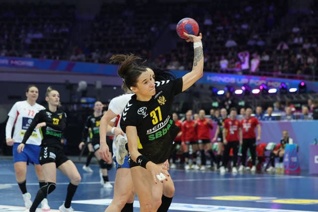 GER, Dortmund, 27th Wommens World Championship 2025, Main Round, Group II, 3 Round Round Montenegro MNE vs Serbia Serbia SRB 06 12 2025, Westfalenhalle, Dortmund, GER, Dortmund, 27th Wommens World Championship 2025, Main Round, Group II, 3 Round Round Montenegro MNE vs Serbia Serbia SRB , pictured Nina BULATOVIÄÜ MNE 37 , with throw on goal nordphotoxGmbHx xMeuter nph00351
