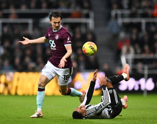 Hjalmar Ekdal of Burnley (left) and Jacob Ramsey of Newcastle United Newcastle United v Burnley, Premier League, Football, St James Park, Newcastle, UK - 06 Dec 2025Newcastle St James Park United Kingdom EDITORIAL USE ONLY No use with unauthorised audio, video, data, fixture lists, club league logos or live services. Online in-match use limited to 120 images, no video emulation. No use in betting, games or single club league player publications. Copyright: xRichardxLee Shutterstockx 16009236au