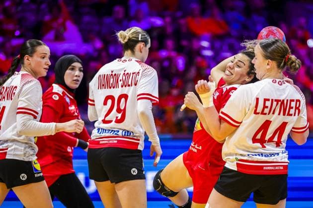 ROTTERDAM , 06-12-2025 , Rotterdam Ahoy , Womens World Championship, WM, Weltmeisterschaft Handball 2025 , match between Austria and Tunisia , picture shows Tunisia player Mouna Jlezi and Austria player Nora Leitner Austria - Tunisia (women)  x32375566x Copyright: