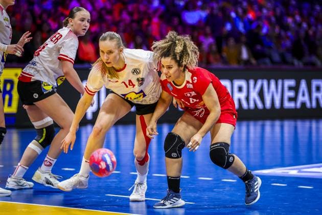 ROTTERDAM , 06-12-2025 , Rotterdam Ahoy , Womens World Championship, WM, Weltmeisterschaft Handball 2025 , match between Austria and Tunisia , picture shows Austria player Klara Schhlegel and Tunisia player Mouna Jlezi Austria - Tunisia (women)  x32375577x Copyright: