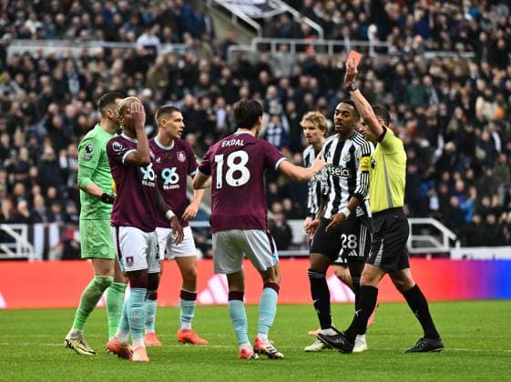 Referee Stuart Attwell shown a straight red card to Lucas Pires of Burnley Newcastle United v Burnley, Premier League, Football, St James Park, Newcastle, UK - 06 Dec 2025Newcastle St James Park United Kingdom EDITORIAL USE ONLY No use with unauthorised audio, video, data, fixture lists, club league logos or live services. Online in-match use limited to 120 images, no video emulation. No use in betting, games or single club league player publications. Copyright: xRichardxLee Shutterstockx 16009236av
