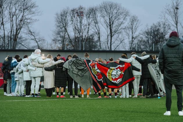 06 12 25, Women, Soccer, Google Pixel Women Bundesliga, Season 2025 2026, Bayer 04 Leverkusen RB Leipzig, Matchday 12 Team of Bayer 04 Leverkusen forms a circle after the 3 2 victory Leverkusen Ulrich Haberland Stadion NRW Germany