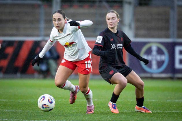 Womens Soccer Bundesliga Bayer 04 Leverkusen RB Leipzig, 06 12 2025 Gina Chmielinski RB Leipzig, 10 prevails against Sofie Zdebel Bayer 04 Leverkusen, 16 Bayer 04 Leverkusen RB Leipzig on matchday 12 of the Google Pixel Womens Bundesliga on 06 12 2025 at Ulrich Haberland Stadium in Leverkusen North Rhine-Westphalia DFL REGULATIONS PROHIBIT ANY USE OF PHOTOGRAPHS AS IMAGE SEQUENCES AND OR QUASI VIDEO Copyright: xBEAUTIFULxSPORTS AxelxKohringx
