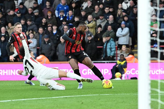 Bournemouth v Chelsea Premier League 06 12 2025. Antoine Semenyo (24) of AFC Bournemouth shoots at goal during the Premier League match between Bournemouth and Chelsea at the Vitality Stadium, Bournemouth, England on 6 December 2025. Bournemouth Vitality Stadium Dorset England Editorial use only DataCo restrictions apply See www.football-dataco.com , Copyright: xGrahamxHuntx PSI-23351-0050