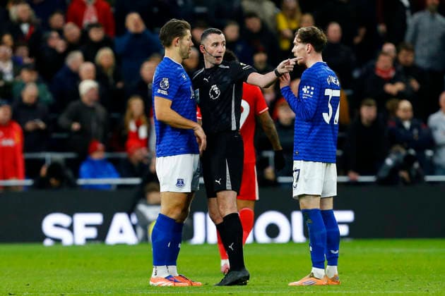 Everton v Nottingham Forest, Liverpool, UK - 6 December 2025 James Tarkowski of Everton speaks with referee Chris Kavanagh during the English Premier League Match between Everton and Nottingham Forest at Hill Dickinson Stadium on 6 December 2025 in Liverpool, England (Photo by Steve Taylor PPAUK) Bramley-Moore Dock Hill Dickinson Stadium Liverpool England Copyright: xStevexTaylor PPAUKx PPA-234477