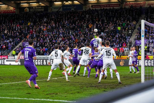 Germany Soccer 3 Bundesliga Season 2025 26, Matchday 17 VfL Osnabrück vs SV Wehen Wiesbaden, 06 12 2025, Stadion Bremer Brücke, Osnabrück Theo Janotta VfL Osnabrück, 20 , Justin Janitzek SV Wehen Wiesbaden, 15 , Jakob Lewald SV Wehen Wiesbaden, 26 Copyright: xLeonxFrickx