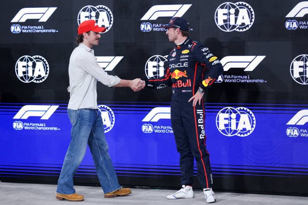Max Verstappen of the Netherlands and Oracle Red Bull Racing and Benson Boone , Qualifying, F1 Grand Prix of Abu Dhabi, on 06 December 2025 in Abu Dhabi, United Arab Emirates Photo by Diogo Cardoso DeFodi Images Max Verstappen of the Netherlands and Oracle Red Bull Racing and Benson Boone , Qualifying, F1 Grand Prix of Abu Dhabi, Yas Marina Circuit on December 6, 2025 in Abu Dhabi, United Arab Emirates Photo by Diogo Cardoso DeFodi Images