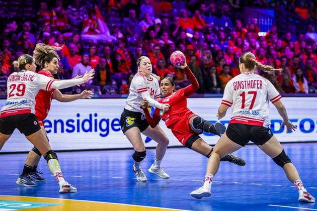 ROTTERDAM , 06-12-2025 , Rotterdam Ahoy , Womens World Championship, WM, Weltmeisterschaft Handball 2025 , match between Austria and Tunisia , picture shows Austria player Viktoria Marksteiner and Tunisia player Amal Hamrouni, Austria player Hannah Ginsthofer Austria - Tunisia (women)  x32375912x Copyright: