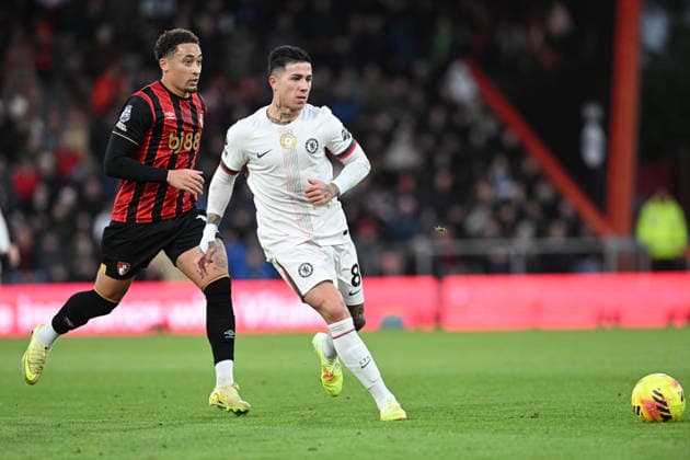 Bournemouth v Chelsea Premier League 06 12 2025. Enzo Fernandez (8) of Chelsea on the attack during the Premier League match between Bournemouth and Chelsea at the Vitality Stadium, Bournemouth, England on 6 December 2025. Bournemouth Vitality Stadium Dorset England Editorial use only DataCo restrictions apply See www.football-dataco.com , Copyright: xGrahamxHuntx PSI-23351-0061
