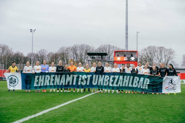 06 12 25, Women, Football, Google Pixel Womens Bundesliga, Season 2025 2026, Bayer 04 Leverkusen RB Leipzig, Matchday 12 Teams from Bayer 04 Leverkusen and RB Leipzig hold a banner for the campaign Ehrenamt Ist Unbezahlbar before the match Leverkusen Ulrich Haberland Stadion NRW Germany