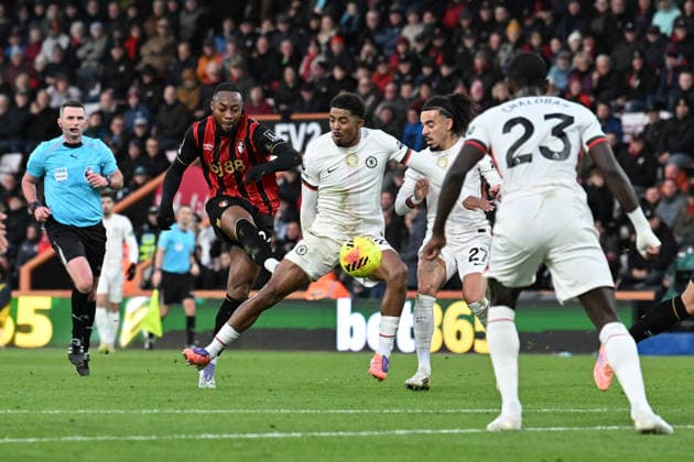 Bournemouth v Chelsea Premier League 06 12 2025. Antoine Semenyo (24) of AFC Bournemouth shoots at goal during the Premier League match between Bournemouth and Chelsea at the Vitality Stadium, Bournemouth, England on 6 December 2025. Bournemouth Vitality Stadium Dorset England Editorial use only DataCo restrictions apply See www.football-dataco.com , Copyright: xGrahamxHuntx PSI-23351-0065