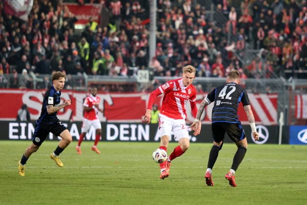 25 Ted Tattermusch Energie Cottbus, M , 42 Alexander Hahn Duisburg, r Football 3 Liga 2025 2026 FC Energie Cottbus MSV Duisburg