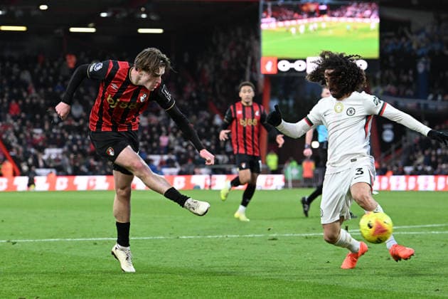 Bournemouth v Chelsea Premier League 06 12 2025. Alex Scott (8) of AFC Bournemouth shoots at goal during the Premier League match between Bournemouth and Chelsea at the Vitality Stadium, Bournemouth, England on 6 December 2025. Bournemouth Vitality Stadium Dorset England Editorial use only DataCo restrictions apply See www.football-dataco.com , Copyright: xGrahamxHuntx PSI-23351-0064