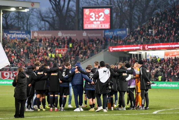 Duisburg team circle after the defeat in Cottbus Football 3 Liga 2025 2026 FC Energie Cottbus MSV Duisburg
