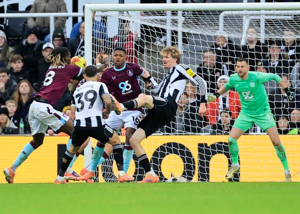Newcastle United v Burnley Premier League Lesley Ugochukwu of Burnley (left) hands the ball in the box later which is reviewed by VAR to give a penalty during the Premier League match at St. James s Park, Newcastle 06 12 2025 UK Newspapers OUT Copyright: xFredxPalmerx FIL-22605-0074