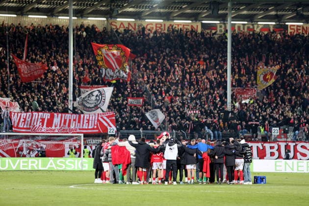Team circle at Energie after the victory Football 3 Liga 2025 2026 FC Energie Cottbus MSV Duisburg