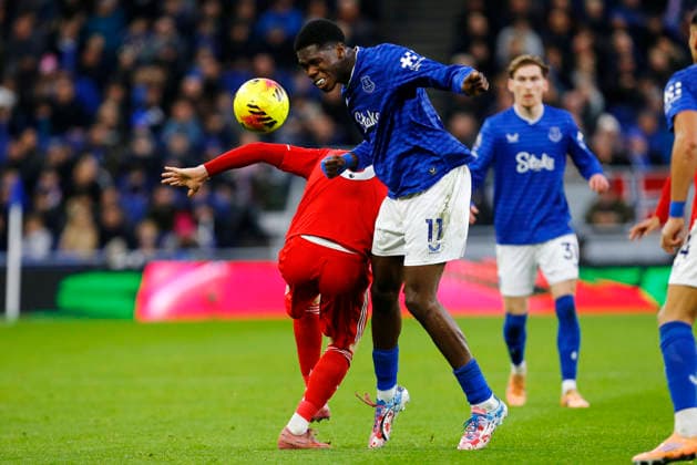 Everton v Nottingham Forest, Liverpool, UK - 6 December 2025 Thierno Barry of Everton wins a header during the English Premier League Match between Everton and Nottingham Forest at Hill Dickinson Stadium on 6 December 2025 in Liverpool, England (Photo by Steve Taylor PPAUK) Bramley-Moore Dock Hill Dickinson Stadium Liverpool England Copyright: xStevexTaylor PPAUKx PPA-234498