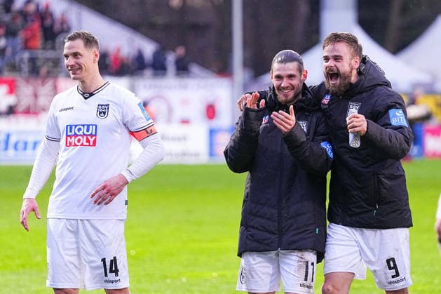 06 12 2025, xydrx, Football, 3 Liga, FC Viktoria Köln SSV Ulm 1846, Saison 2025 2026, Sportpark Höhenberg Dennis Dressel SSV Ulm 1846 14 Dennis Chessa SSV Ulm 1846 11 Ben Westermeier SSV Ulm 1846 8 celebrate the 1 0 victory DFB regulations prohibit any use of photographs as image sequences and or quasi video Photo xYannisxDreimannxPressefotoKochx Nordrhein Westfahlen Germany