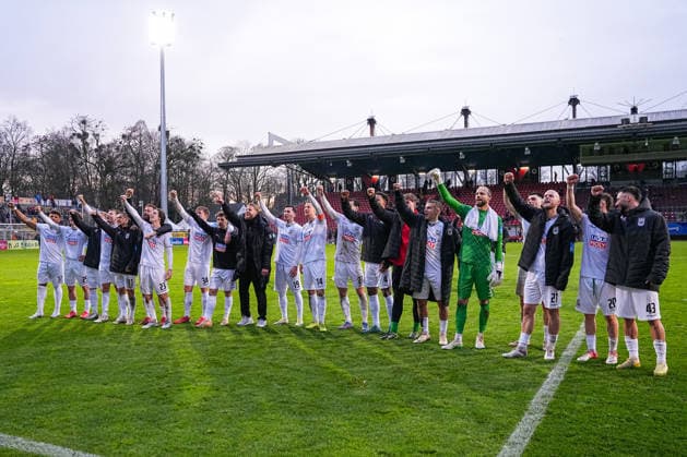 06 12 2025, xydrx, Football, 3 Liga, FC Viktoria Köln SSV Ulm 1846, Season 2025 2026, Sportpark Höhenberg Paul Philipp Besong SSV Ulm 1846 17 Elias Loeder SSV Ulm 1846 26 Dennis Chessa SSV Ulm 1846 11 Max Brandt SSV Ulm 1846 23 Jan Boller SSV Ulm 1846 34 Ensar Aksakal SSV Ulm 1846 7 Jonathan Meier SSV Ulm 1846 19 Dennis Dressel SSV Ulm 1846 14 Lukas Mazagg SSV Ulm 1846 27 Julian Etse SSV Ulm 1846 4 Christian Ortag SSV Ulm 1846 39 Marcel Seegert SSV Ulm 1846 21Mirnes Pepic SSV Ulm 1846 20 Leon Dajaku SSV Ulm 1846 43 celebrate the 1 0 victory DFB regulations prohibit any use of photographs as image sequences and or quasi video Photo xYannisxDreimannxPressefotoKochx Nordrhein Westfahlen Germany