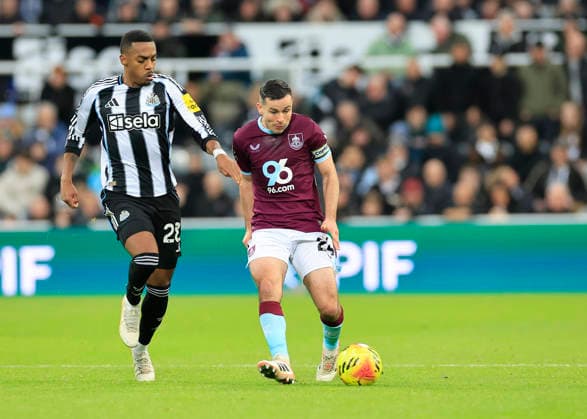 Newcastle United v Burnley Premier League Josh Cullen of Burnley (right) passes under pressure from Joe Willock of Newcastle United during the Premier League match at St. James s Park, Newcastle 06 12 2025 UK Newspapers OUT Copyright: xFredxPalmerx FIL-22605-0081
