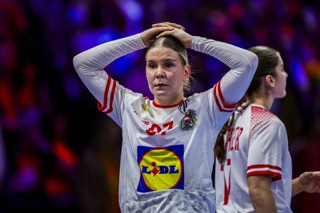 ROTTERDAM , 06-12-2025 , Rotterdam Ahoy , Womens World Championship, WM, Weltmeisterschaft Handball 2025 , match between Austria and Tunisia , picture shows Austria player Philomena Egger looks dejected after the lost match Austria - Tunisia (women)  x32376491x Copyright: