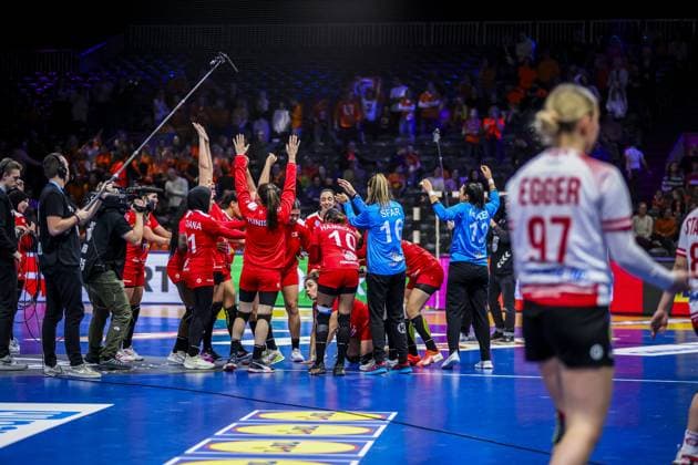 ROTTERDAM , 06-12-2025 , Rotterdam Ahoy , Womens World Championship, WM, Weltmeisterschaft Handball 2025 , match between Austria and Tunisia , picture shows team Tunisia celebrate the win Austria - Tunisia (women)  x32376509x Copyright: