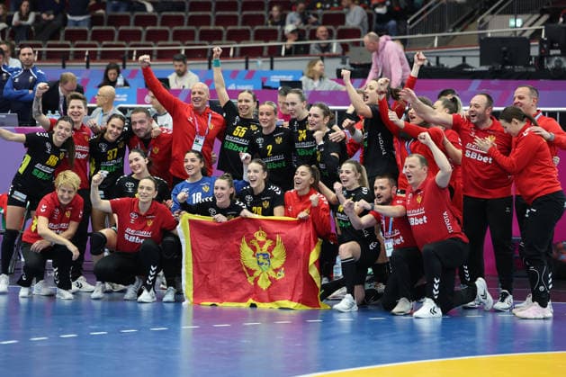 GER, Dortmund, 27th Wommens World Championship 2025, Main Round, Group II, 3 Round Round Montenegro MNE vs Serbia Serbia SRB 06 12 2025, Westfalenhalle, Dortmund, GER, Dortmund, 27th Wommens World Championship 2025, Main Round, Group II, 3 Round Round Montenegro MNE vs Serbia Serbia SRB , in the picture the team and coaches of Montenegro are happy about the sensational victory and nordphotoxGmbHx xMeuter nph00351