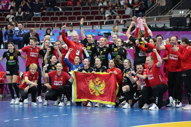 GER, Dortmund, 27th Wommens World Championship 2025, Main Round, Group II, 3 Round Round Montenegro MNE vs Serbia Serbia SRB 06 12 2025, Westfalenhalle, Dortmund, GER, Dortmund, 27th Wommens World Championship 2025, Main Round, Group II, 3 Round Round Montenegro MNE vs Serbia Serbia SRB , in the picture the team and coaches of Montenegro are happy about the sensational victory and pose for the team photo nordphotoxGmbHx xMeuter nph00351