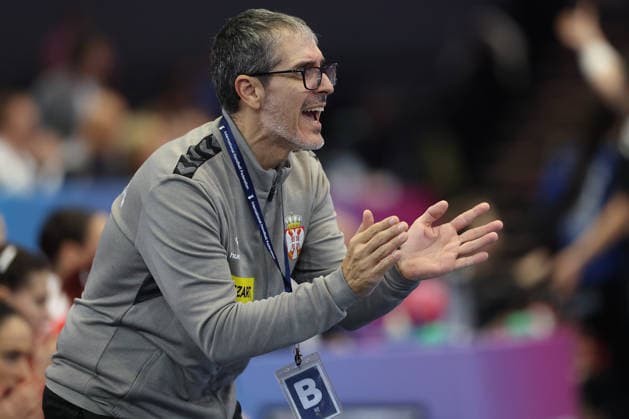 Montenegro Serbia, IHF Womens Handball World Championship Coach Jose Ignacio Prades Serbia 3 Main Round match of the Womens Handball World Championship between Montenegro and Serbia on December 6, 2025 at the Westfalenhalle in Dortmund , Dortmund Nordrhein Westfalen Germany Westfalenhalle