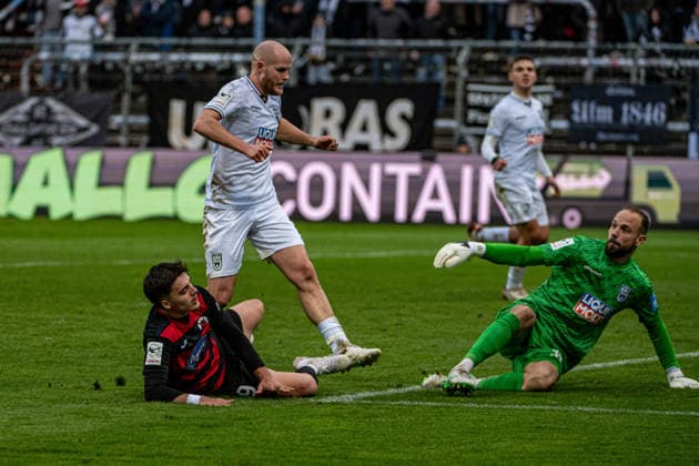 3 Soccer Bundesliga Viktoria Köln SSV Ulm 1846 Soccer, 17 Matchday, on 06 12 2025 Leander Popp Viktoria Köln, 29 , Marcel Seegert SSV Ulm 1846, 21 , Christian Ortag SSV Ulm 1846, 39 , 3 Soccer Bundesliga Viktoria Köln SSV Ulm 1846 Soccer, 17 Matchday, on 06 12 2025, Sportpark Höhenberg DFB REGULATIONS PROHIBIT ANY USE OF PHOTOGRAPHS AS IMAGE SEQUENCES AND OR QUASI VIDEO Copyright: xBEAUTIFULxSPORTS Erlhofx