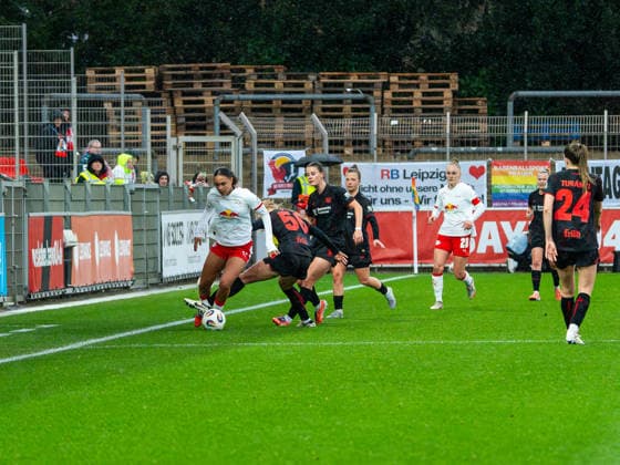 Lisa Baum RB Leipzig Women, 11 in duel against Juliette Angele Vidal Bayer 04 Leverkusen, 56 Bayer 04 Leverkusen vs RB Leipzig, Football, Women 1 Bundesliga, Google Pixel Women Bundesliga, Matchday 12, Season 2025 2026, 06 12 2025 DFB REGULATES PROHIBIT ANY USE OF PHOTOGRAPHS AS IMAGE SEQUENCES AND OR QUASI VIDEO, Bayer 04 Leverkusen vs RB Leipzig, Football, Womens Bundesliga, Google Pixel Womens Bundesliga, Matchday 12, Season 2025 2026, 06 12 2025 Leverkusen Copyright: xEibner-Pressefoto DamianxKruczynx EP_DKI