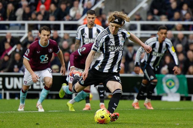 Newcastle United v Burnley Premier League 06 12 2025. Anthony Gordon of Newcastle United scores his sides second goal of the match from the penalty spot 2-0 during the Premier League match between Newcastle United and Burnley at St. James s Park, Newcastle, England on 6 December 2025. Newcastle St. James s Park Tyne and Wear England Editorial use only DataCo restrictions apply See www.football-dataco.com , Copyright: xCraigxCowanx PSI-23345-0054