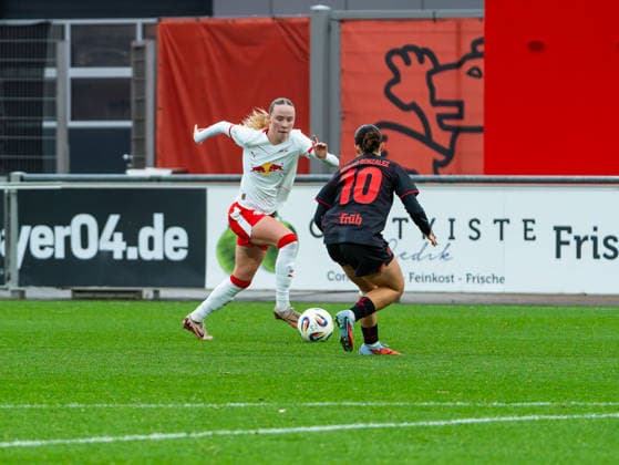 Nikoline Dudek RB Leipzig Women, 24 in duel against Estrella Merino Bayer 04 Leverkusen, 10 Bayer 04 Leverkusen vs RB Leipzig, Football, Women 1 Bundesliga, Google Pixel Women Bundesliga, Matchday 12, Season 2025 2026, 06 12 2025 DFB REGULATES PROHIBIT ANY USE OF PHOTOGRAPHS AS IMAGE SEQUENCES AND OR QUASI VIDEO, Bayer 04 Leverkusen vs RB Leipzig, Football, Womens Bundesliga, Google Pixel Womens Bundesliga, Matchday 12, Season 2025 2026, 06 12 2025 Leverkusen Copyright: xEibner-Pressefoto DamianxKruczynx EP_DKI