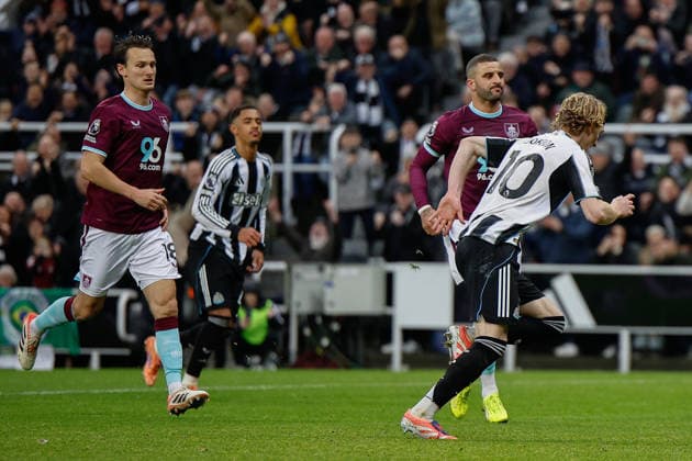 Newcastle United v Burnley Premier League 06 12 2025. Anthony Gordon of Newcastle United celebrates scoring his sides second goal of the match after scoring a penalty during the Premier League match between Newcastle United and Burnley at St. James s Park, Newcastle, England on 6 December 2025. Newcastle St. James s Park Tyne and Wear England Editorial use only DataCo restrictions apply See www.football-dataco.com , Copyright: xCraigxCowanx PSI-23345-0057