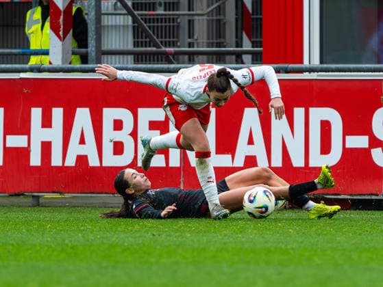 Loreen Bender Bayer 04 Leverkusen, 19 graetscht in Julia Magerl RB Leipzig Frauen, 05 Bayer 04 Leverkusen vs RB Leipzig, Fußball, Frauen 1 Bundesliga, Google Pixel Frauen Bundesliga, 12 Spieltag, Saison 2025 2026, 06 12 2025 DFB REGULATES PROHIBIT ANY USE OF PHOTOGRAPHS AS IMAGE SEQUENCES AND OR QUASI VIDEO, Bayer 04 Leverkusen vs RB Leipzig, Football, Womens Bundesliga, Google Pixel Womens Bundesliga, Matchday 12, Season 2025 2026, 06 12 2025 Leverkusen Copyright: xEibner-Pressefoto DamianxKruczynx EP_DKI
