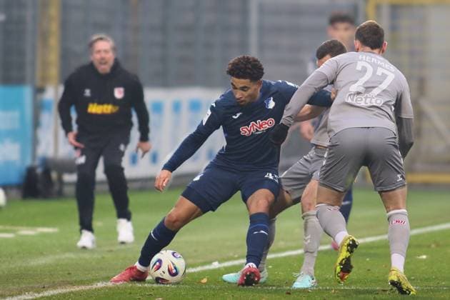 v li Ben Opoku Labes TSG Hoffenheim II, 45 , Lucas Hermes SSV Jahn Regensburg, 27 GER, TSG 1899 Hoffenheim II vs SSV Jahn Regensburg, Football, 3 Liga, Matchday 17, Season 2025 2026, 06 12 2025 DFL DFB REGULATIONS PROHIBIT ANY USE OF PHOTOGRAPHS as IMAGE SEQUENCES and or QUASI VIDEO GER,TSG 1899 Hoffenheim II vs SSV Jahn Regensburg, Football, 3 Liga, Matchday 17, Season 2025 2026, 06 12 2025 Hoffenheim Copyright: xEibner-Pressefoto JoergxHirschx EP_JHH