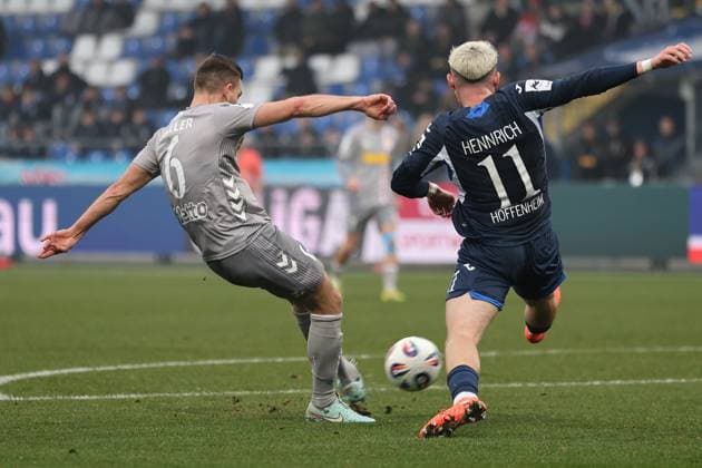 v li in duel, Benedikt Saller SSV Jahn Regensburg 6 , Paul Hennrich TSG Hoffenheim II, 11 GER, TSG 1899 Hoffenheim II vs SSV Jahn Regensburg, Football, 3 Liga, Matchday 17, Season 2025 2026, 06 12 2025 DFL DFB REGULATIONS PROHIBIT ANY USE OF PHOTOGRAPHS as IMAGE SEQUENCES and or QUASI VIDEO GER,TSG 1899 Hoffenheim II vs SSV Jahn Regensburg, Football, 3 Liga, Matchday 17, Season 2025 2026, 06 12 2025 Hoffenheim Copyright: xEibner-Pressefoto JoergxHirschx EP_JHH
