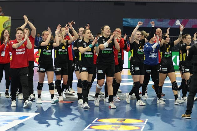GER, Dortmund, 27th Wommens World Championship 2025, Main Round, Group II, 3 Round Round Montenegro MNE vs Serbia Serbia SRB 06 12 2025, Westfalenhalle, Dortmund, GER, Dortmund, 27th Wommens World Championship 2025, Main Round, Group II, 3 Round Round Montenegro MNE vs Serbia Serbia SRB , in the picture Fans Montenegro nordphotoxGmbHx xMeuter nph00351