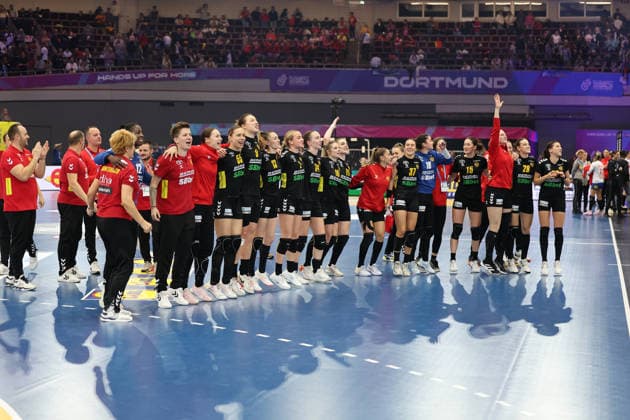 GER, Dortmund, 27th Wommens World Championship 2025, Main Round, Group II, 3 Round Round Montenegro MNE vs Serbia Serbia SRB 06 12 2025, Westfalenhalle, Dortmund, GER, Dortmund, 27th Wommens World Championship 2025, Main Round, Group II, 3 Round Round Montenegro MNE vs Serbia Serbia SRB , in the picture Montenegro says goodbye to the fans nordphotoxGmbHx xMeuter nph00351