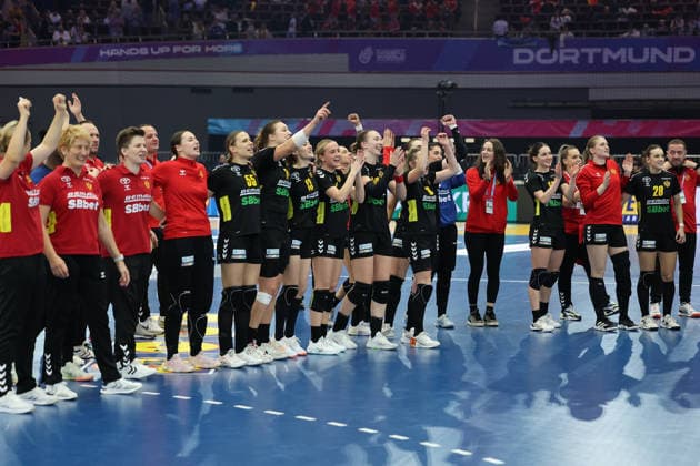 GER, Dortmund, 27th Wommens World Championship 2025, Main Round, Group II, 3 Round Round Montenegro MNE vs Serbia Serbia SRB 06 12 2025, Westfalenhalle, Dortmund, GER, Dortmund, 27th Wommens World Championship 2025, Main Round, Group II, 3 Round Round Montenegro MNE vs Serbia Serbia SRB , in the picture Montenegro says goodbye to the fans nordphotoxGmbHx xMeuter nph00351