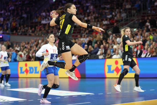 Montenegro Serbia, IHF Womens Handball World Championship Nina Bulatovic Montenegro, 37 3 Main round match of the Womens Handball World Championship between Montenegro and Serbia on December 6, 2025 at the Westfalenhalle in Dortmund , Dortmund Nordrhein Westfalen Germany Westfalenhalle