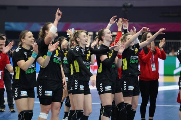 GER, Dortmund, 27th Wommens World Championship 2025, Main Round, Group II, 3 Round Round Montenegro MNE vs Serbia Serbia SRB 06 12 2025, Westfalenhalle, Dortmund, GER, Dortmund, 27th Wommens World Championship 2025, Main Round, Group II, 3 Round Round Montenegro MNE vs Serbia Serbia SRB , in the picture Montenegro says goodbye to the fans nordphotoxGmbHx xMeuter nph00351