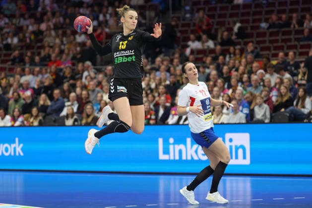 Montenegro Serbia, IHF Womens Handball World Championship Dijana Trivic Montenegro, 13 faster than Jovana Jovovic Serbia, 22 3 Main round match of the Womens Handball World Championship between Montenegro and Serbia on December 6, 2025 at the Westfalenhalle in Dortmund , Dortmund Nordrhein Westfalen Germany Westfalenhalle