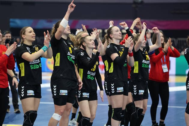 GER, Dortmund, 27th Wommens World Championship 2025, Main Round, Group II, 3 Round Round Montenegro MNE vs Serbia Serbia SRB 06 12 2025, Westfalenhalle, Dortmund, GER, Dortmund, 27th Wommens World Championship 2025, Main Round, Group II, 3 Round Round Montenegro MNE vs Serbia Serbia SRB , in the picture Montenegro says goodbye to the fans nordphotoxGmbHx xMeuter nph00351