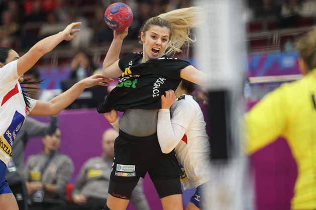 Montenegro Serbia, IHF Womens Handball World Championship Matea Pletikosic Montenegro, 10 3 Main round match of the Womens Handball World Championship between Montenegro and Serbia on December 6, 2025 at the Westfalenhalle in Dortmund , Dortmund Nordrhein Westfalen Germany Westfalenhalle