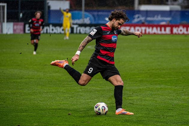 3 Soccer Bundesliga Viktoria Köln SSV Ulm 1846 Fußball, 17 Spieltag, am 06 12 2025 Lex Tyger Lobinger Viktoria Köln, 9 , 3 Soccer Bundesliga Viktoria Köln SSV Ulm 1846 Fußball, 17 Spieltag, am 06 12 2025, Sportpark Höhenberg DFB REGULATIONS PROHIBIT ANY USE OF PHOTOGRAPHS AS IMAGE SEQUENCES AND OR QUASI VIDEO Copyright: xBEAUTIFULxSPORTS Erlhofx