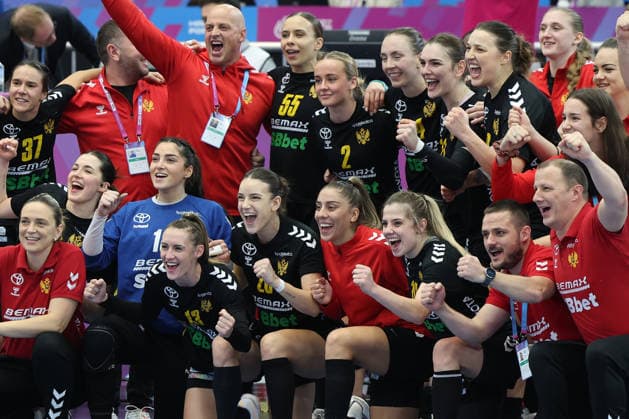 GER, Dortmund, 27th Wommens World Championship 2025, Main Round, Group II, 3 Round Round Montenegro MNE vs Serbia Serbia SRB 06 12 2025, Westfalenhalle, Dortmund, GER, Dortmund, 27th Wommens World Championship 2025, Main Round, Group II, 3 Round Round Montenegro MNE vs Serbia Serbia SRB , in the picture the team and coaches of Montenegro are happy about the sensational victory nordphotoxGmbHx xMeuter nph00351
