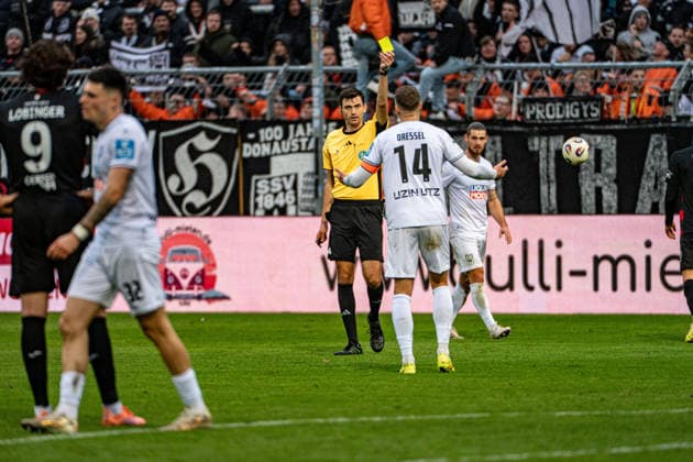 3 Soccer Bundesliga Viktoria Köln SSV Ulm 1846 Fußball, 17 Spieltag, am 06 12 2025 Yellow card for Dennis Dressel SSV Ulm 1846, 14 , 3 Soccer Bundesliga Viktoria Köln SSV Ulm 1846 Fußball, 17 Spieltag, am 06 12 2025, Sportpark Höhenberg DFB REGULATIONS PROHIBIT ANY USE OF PHOTOGRAPHS AS IMAGE SEQUENCES AND OR QUASI VIDEO Copyright: xBEAUTIFULxSPORTS Erlhofx