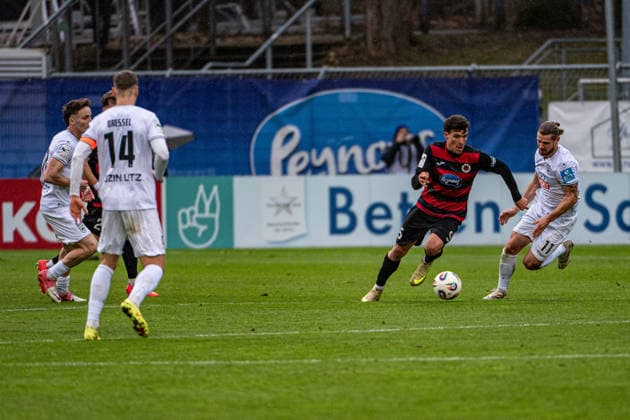 3 Soccer Bundesliga Viktoria Köln SSV Ulm 1846 Fußball, 17 Spieltag, am 06 12 2025 Dennis Dressel SSV Ulm 1846, 14 , Leonhard Münster Viktoria Köln, 5 , Dennis Chessa SSV Ulm 1846, 11 , 3 Soccer Bundesliga Viktoria Köln SSV Ulm 1846 Fußball, 17 Spieltag, am 06 12 2025, Sportpark Höhenberg DFB REGULATIONS PROHIBIT ANY USE OF PHOTOGRAPHS AS IMAGE SEQUENCES AND OR QUASI VIDEO Copyright: xBEAUTIFULxSPORTS Erlhofx